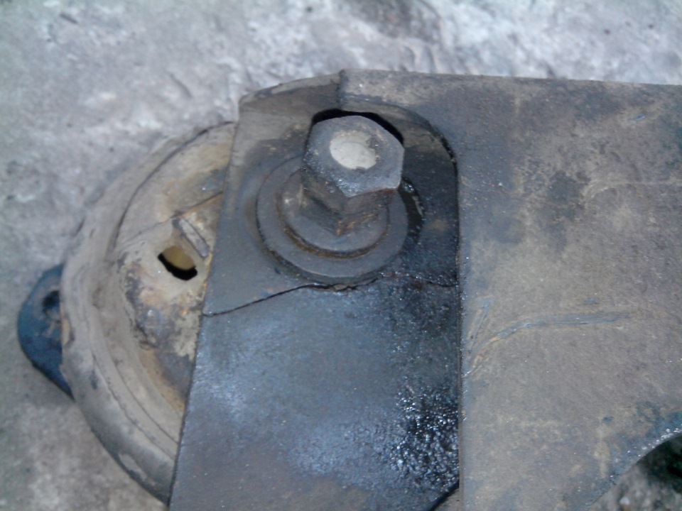 Ремонт кронштейна, замена задней подушки двигателя… — Volvo 440, 1,8 л ...