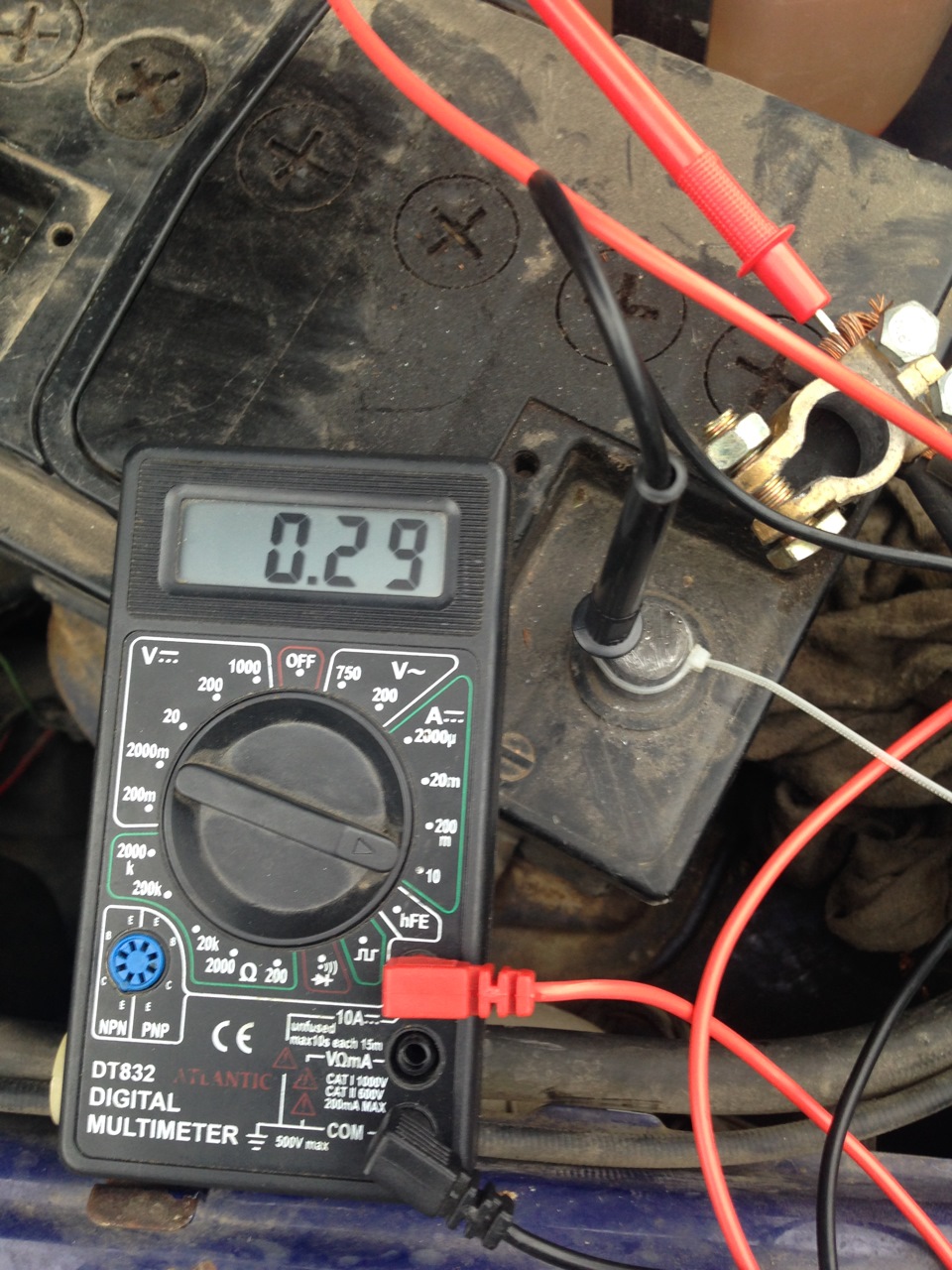 Проверить сколько зарядки. Мультиметр измерение напряжения 12 вольт. Измерения Вольтаж мультиметром аккумулятор. Измерение ампер АКБ мультиметром. Мультиметр замер напряжения 12 вольт.