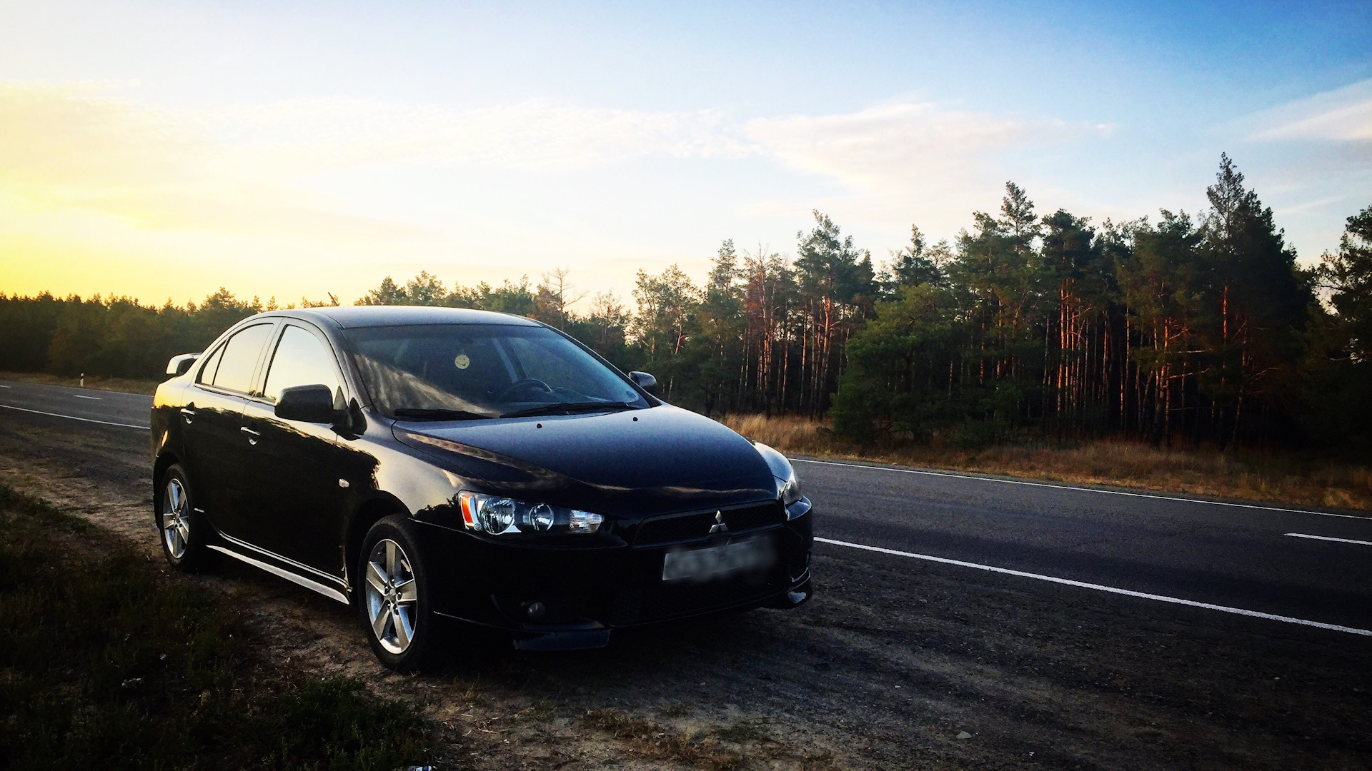 Mitsubishi Lancer 10 в лесу осенью