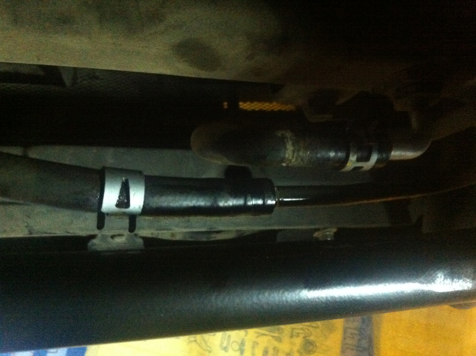 Шланги ГУР…под радиатором. при снятии радиатора шланги глушим болтом, а то масло тютю… — Mitsubishi Pajero (4G)