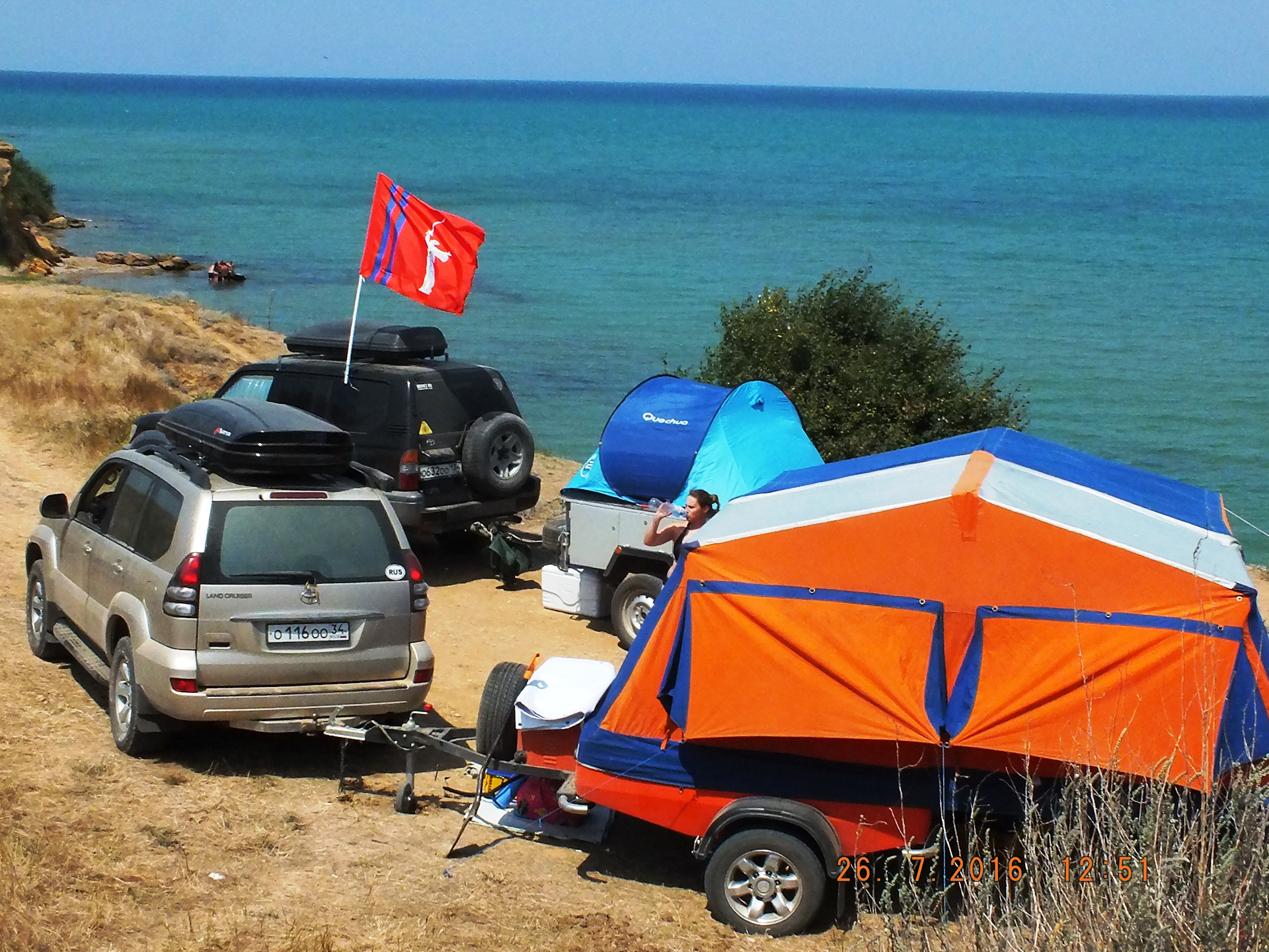 Крым ехать ли на отдых. Кемпинг на море. Палатка у моря. Прицеп палатка. Прицеп палатка для легкового автомобиля.