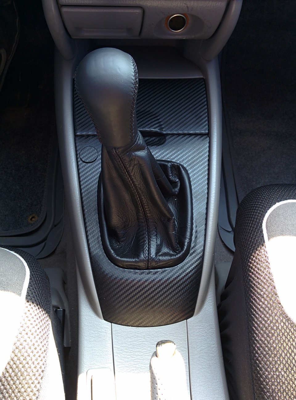 Оклейка пленкой под карбон в салоне авто — Mazda 323 VI, 1,6 л, 2003 ...