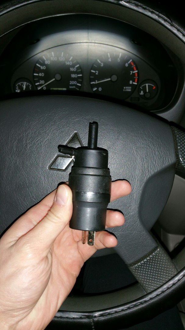 Замена моторчика стеклоомывателя. — Mitsubishi Space Star, 1,6 л., 2002 ...