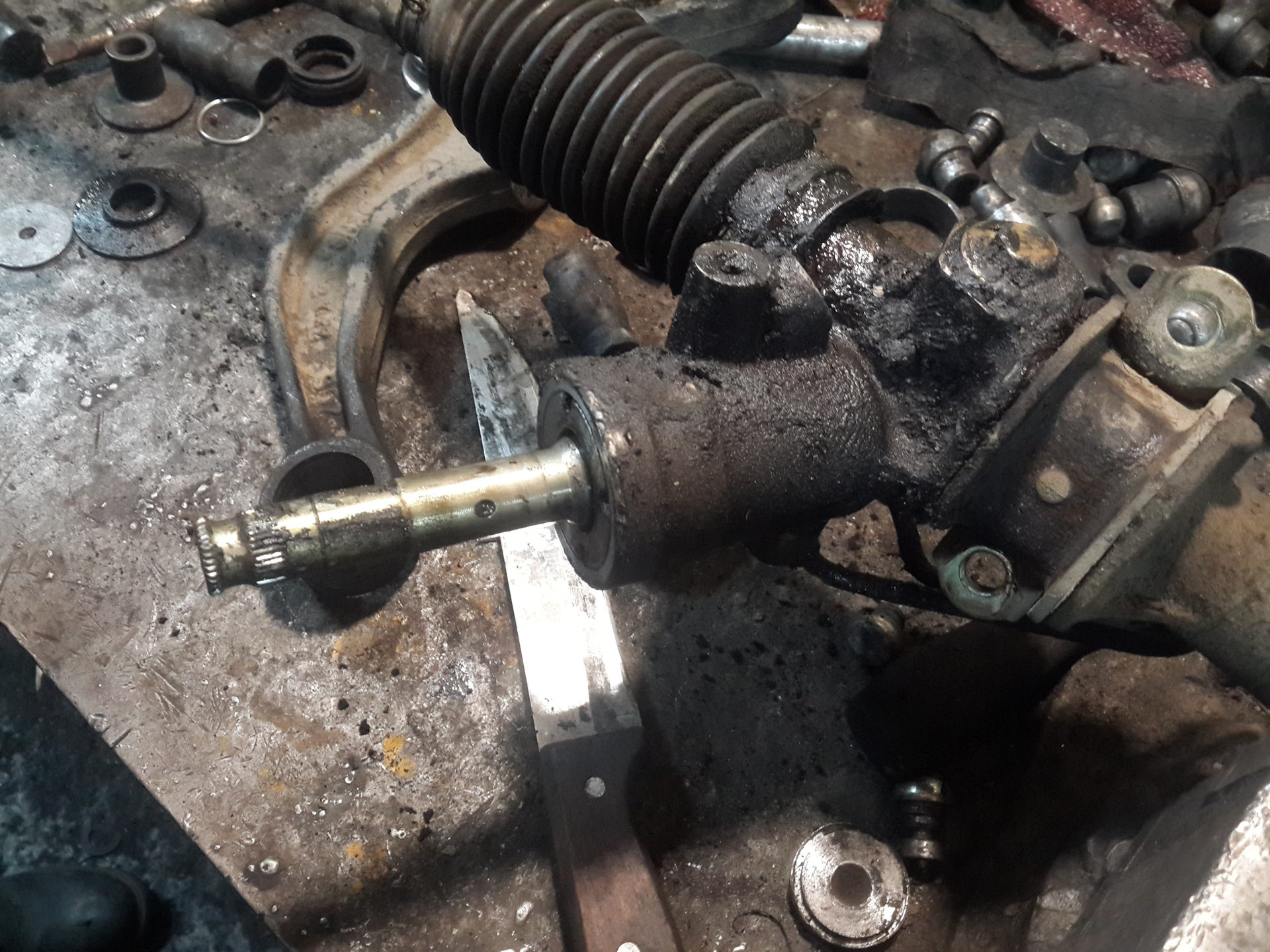 Suzuki vitara 2015 втулка рулевая рейка составляющие. правый сальник рулевой рейки. замена сальников рулевой рейки без снятия л200. манжеты на ремонт рулевой рейки. сальник редуктора рулевой рейки ниссан теана j32.