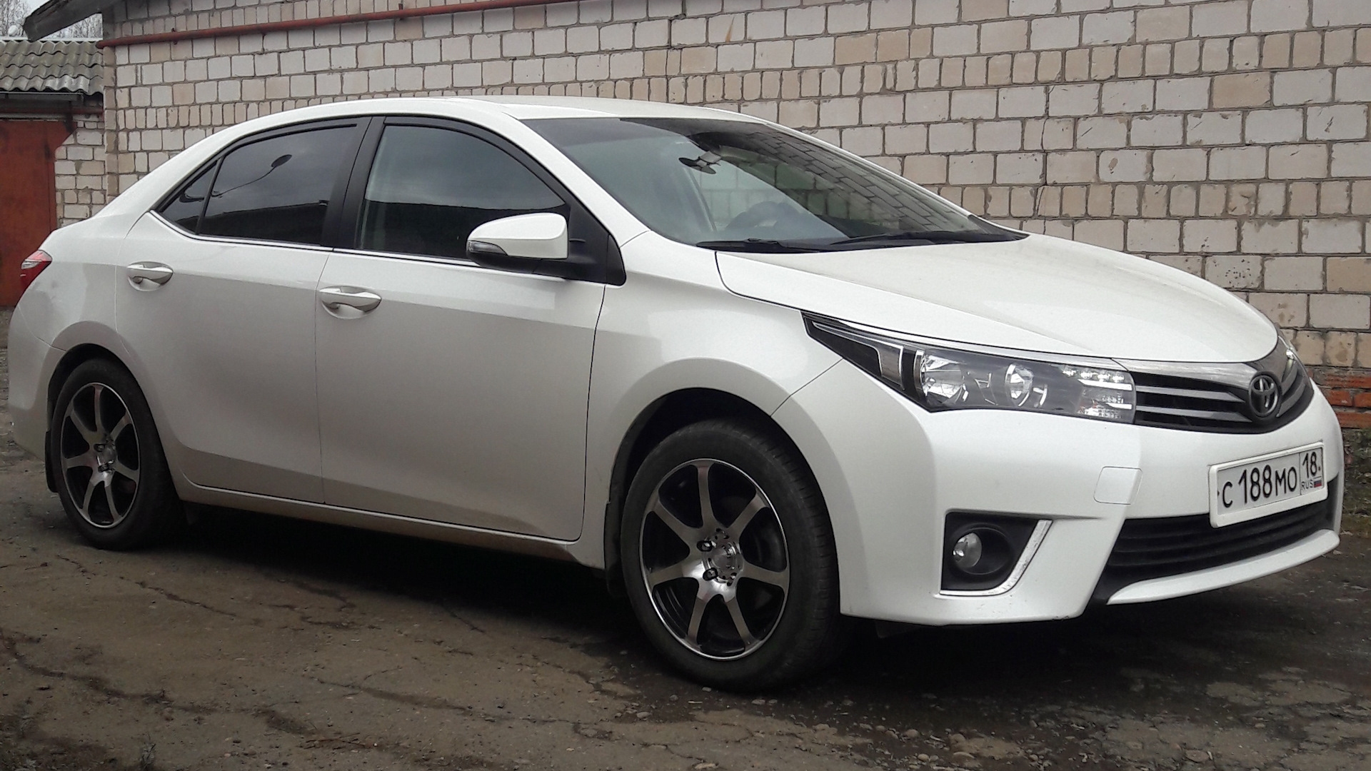 Toyota Corolla (160) 1.6 бензиновый 2014 | 1,6 жемчужно-белая на DRIVE2