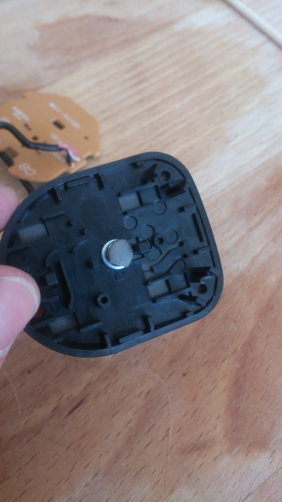 в середине задней внутренней стороны части разобранной детали вставил винт с шайбой — Toyota Allex