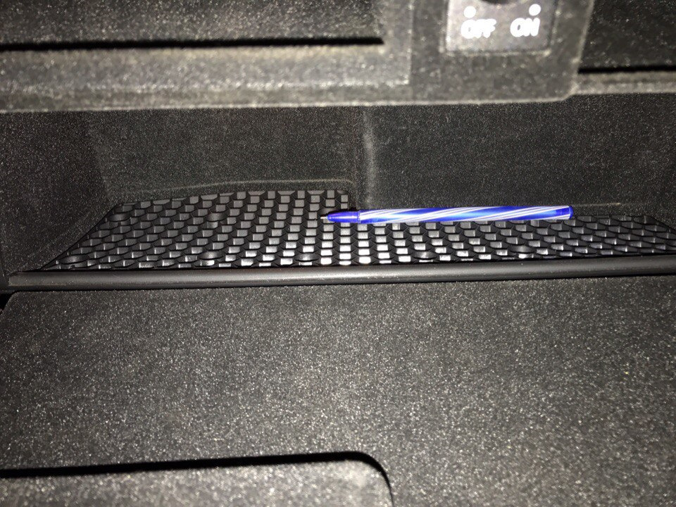 Коврик в бардачок приора. Коврик в бардачок. Крышка бардачка гранта фл. Коврики на торпеду дэу нексия. Бардачок калина 2.