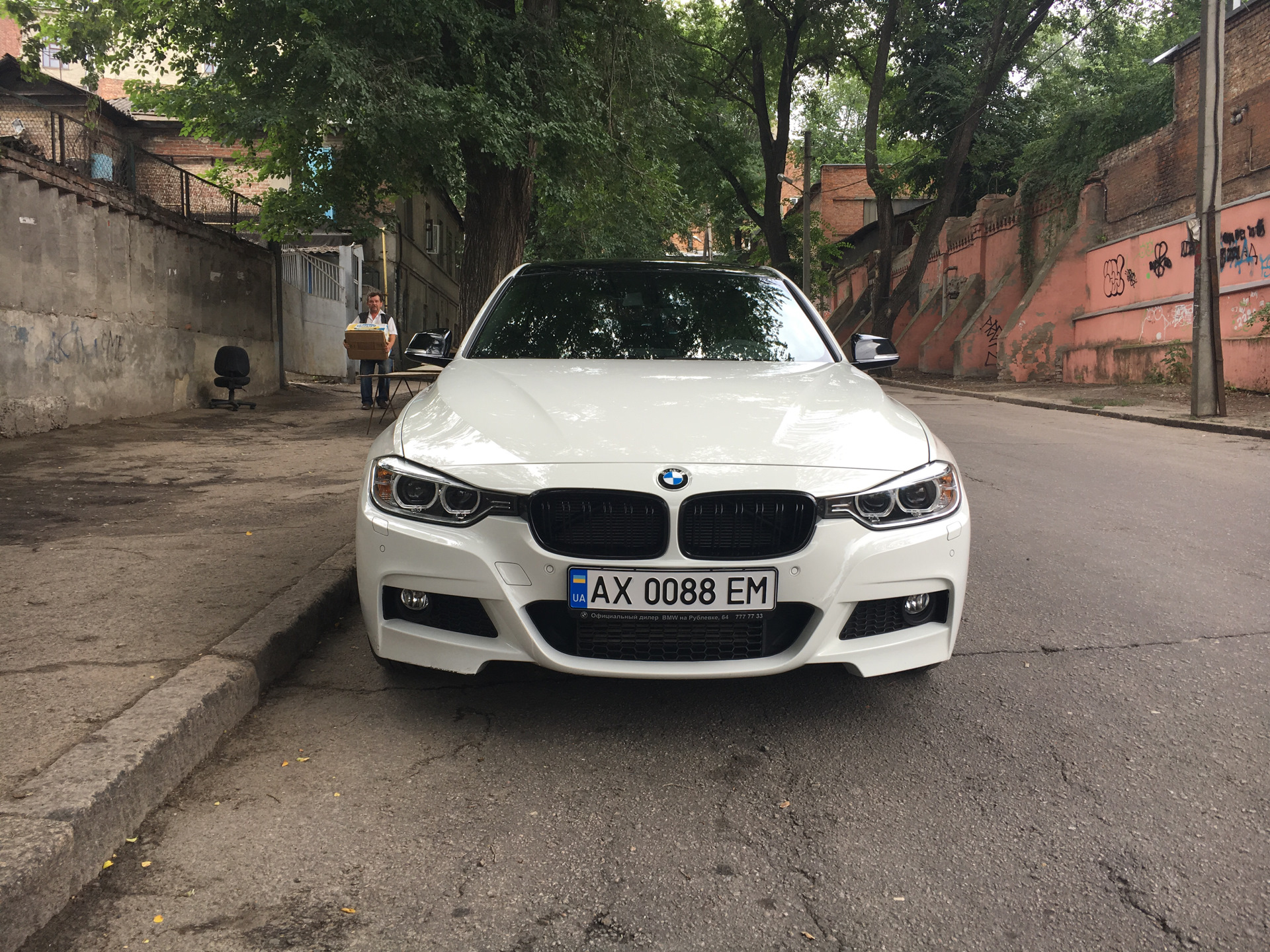 БМВ f30 белая с черной крышей