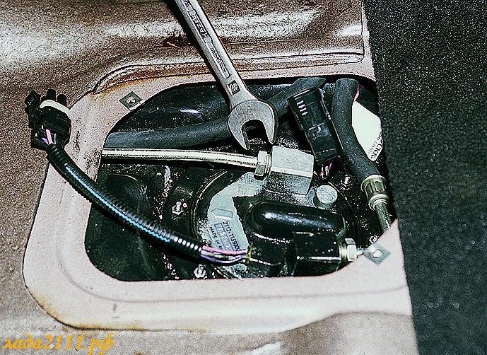 Где находится топливный насос ваз 2114