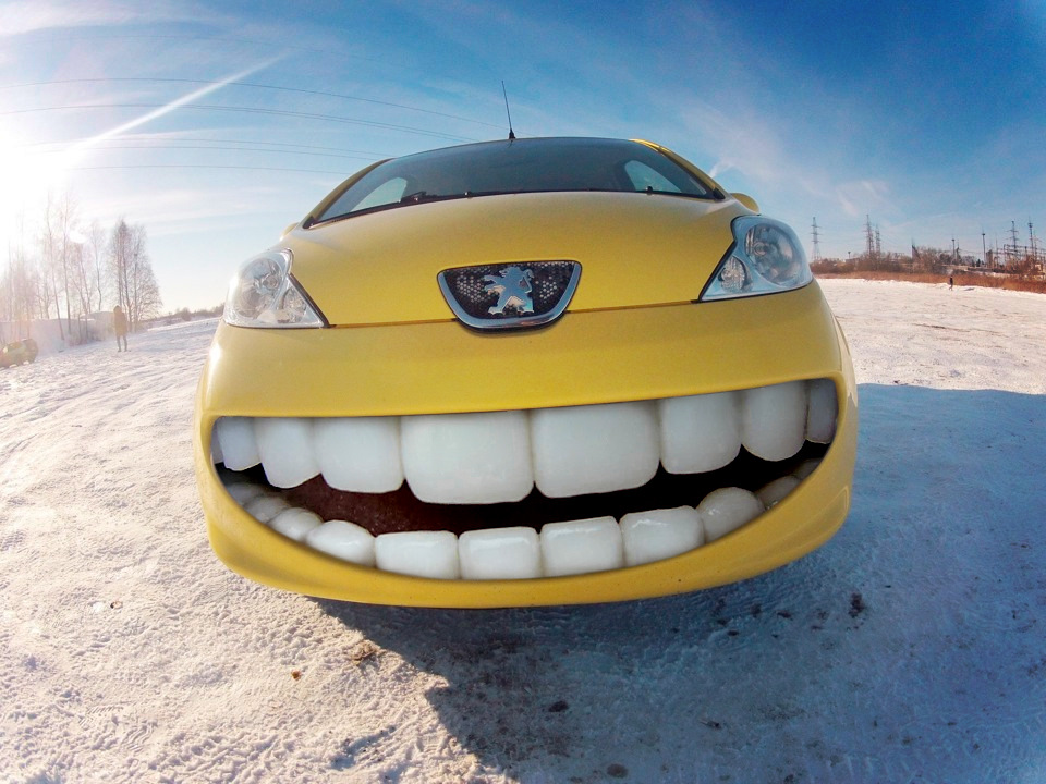 Смех машины. Пежо 107 с зубами. Пежо 107 улыбка. Peugeot 107 с зубами. Машина с зубами.