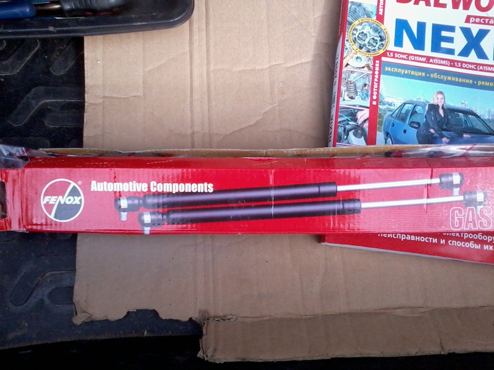 Замена упоров капота. — Daewoo Nexia (N150), 1,5 л, 2010 года ...