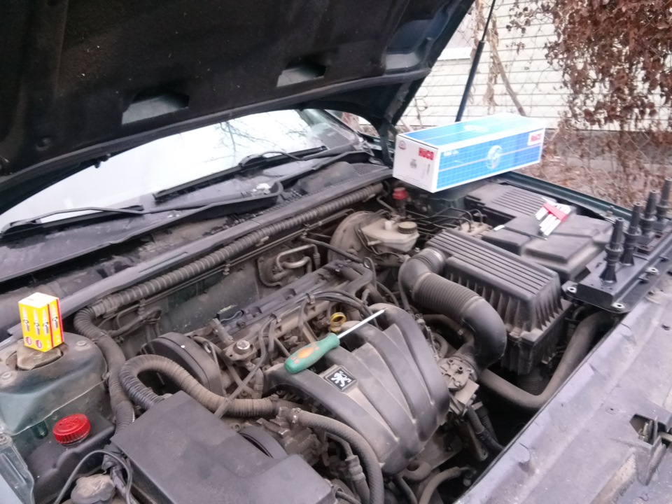 Замена катушки зажигания и новые свечи — Peugeot 406, 1,8 л, 1999 года ...
