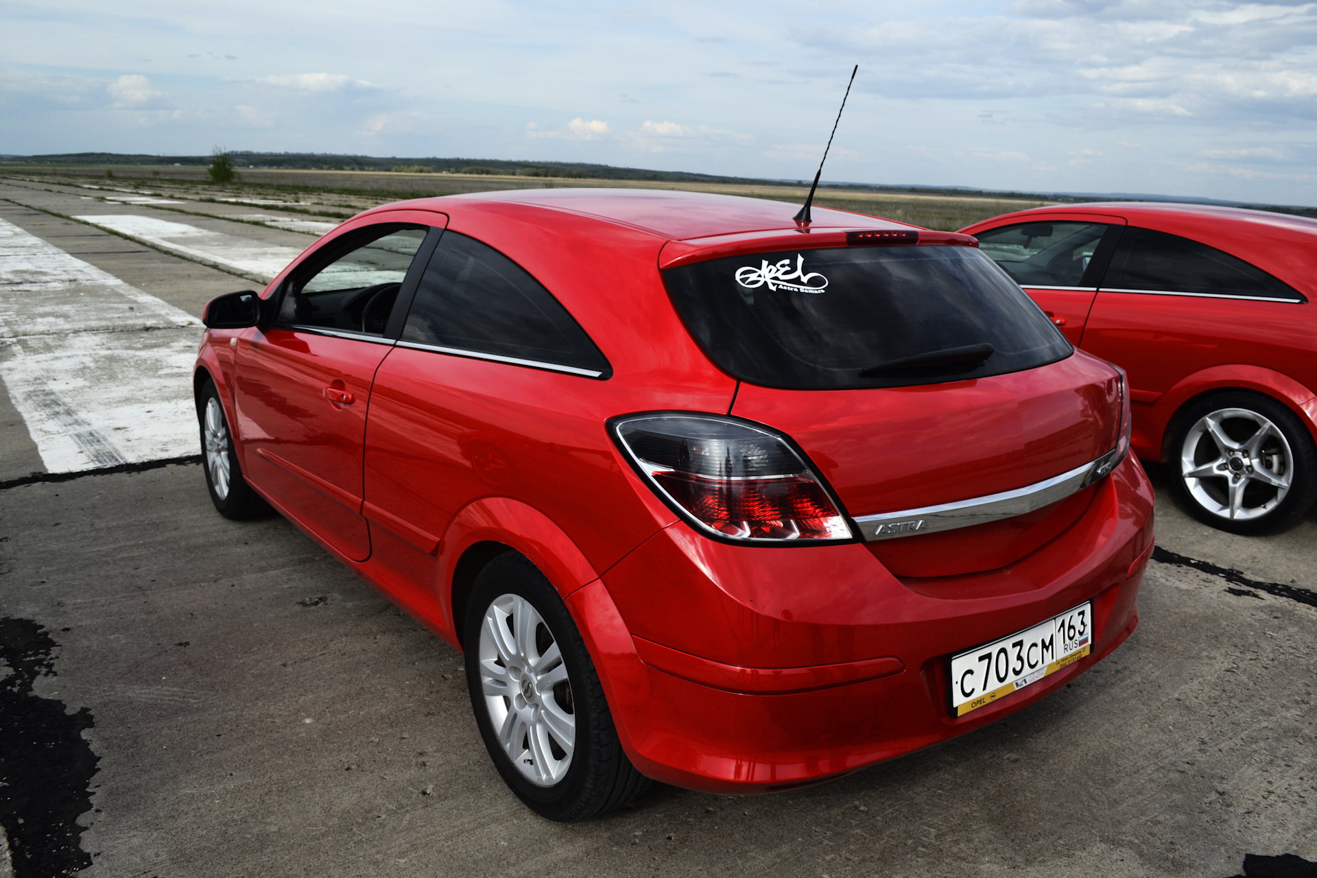 Opel Astra h GTC красная