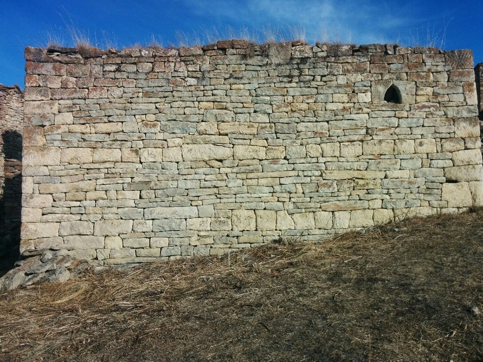 стена сложена. мегалитические камни выборга. подпорная стенка плитняк. стена из камня. пушкин улыбается кремль снаружи.
