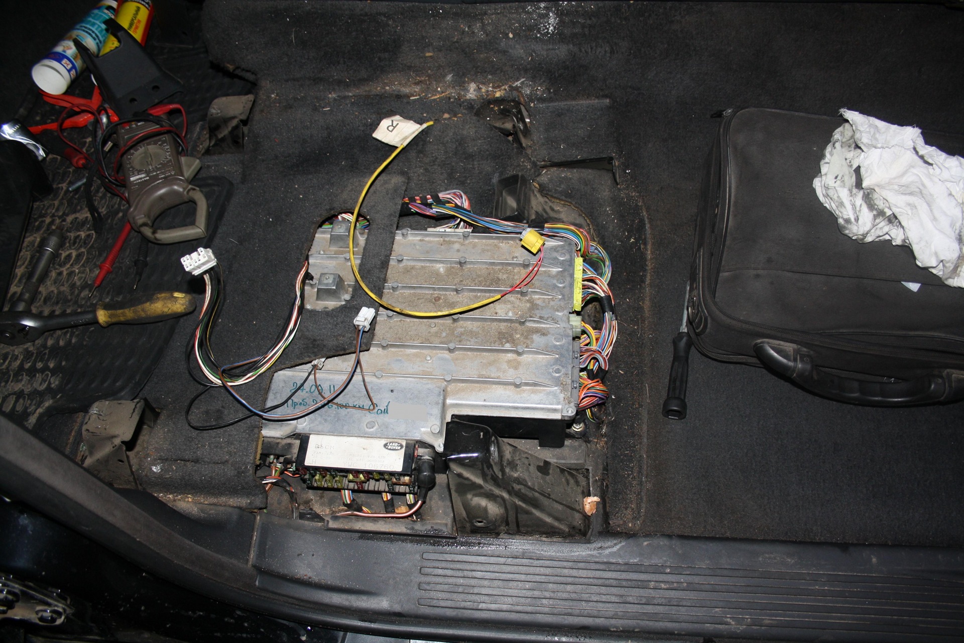 Что за блок стоит под сиденьем пассажира прадо 150 дизель 2. Пенопласт под сиденьем поло седан. Датчик под водительским сиденьем рено лагуна 2. Под сиденьями лагуна 2. Вода под задним ковриком.