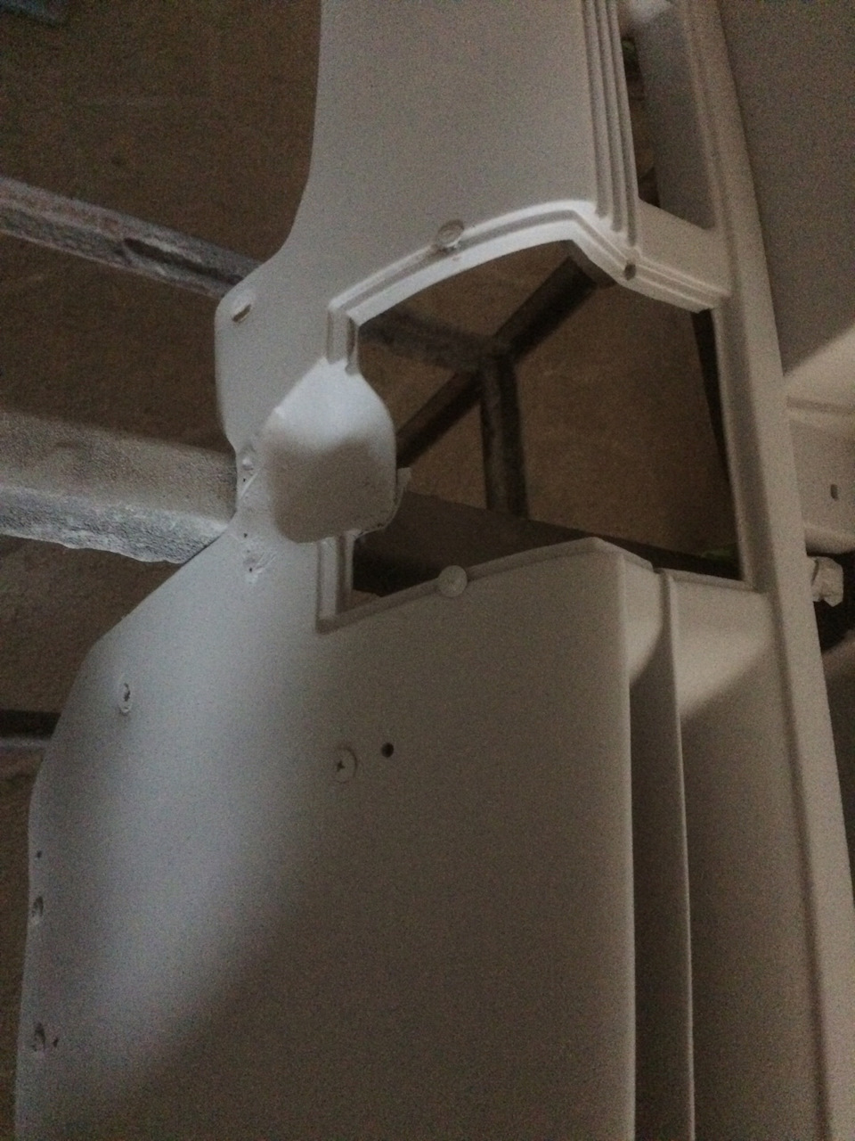 Лопнувшая часть, которую пришлось клепать. — BMW 5 series (E28)