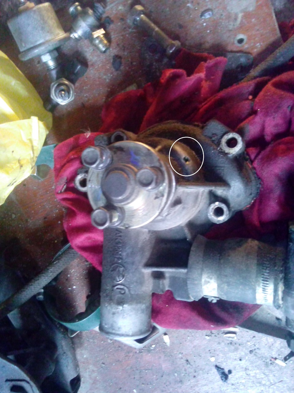 для чего на автомобильной помпе дренажное отверстие