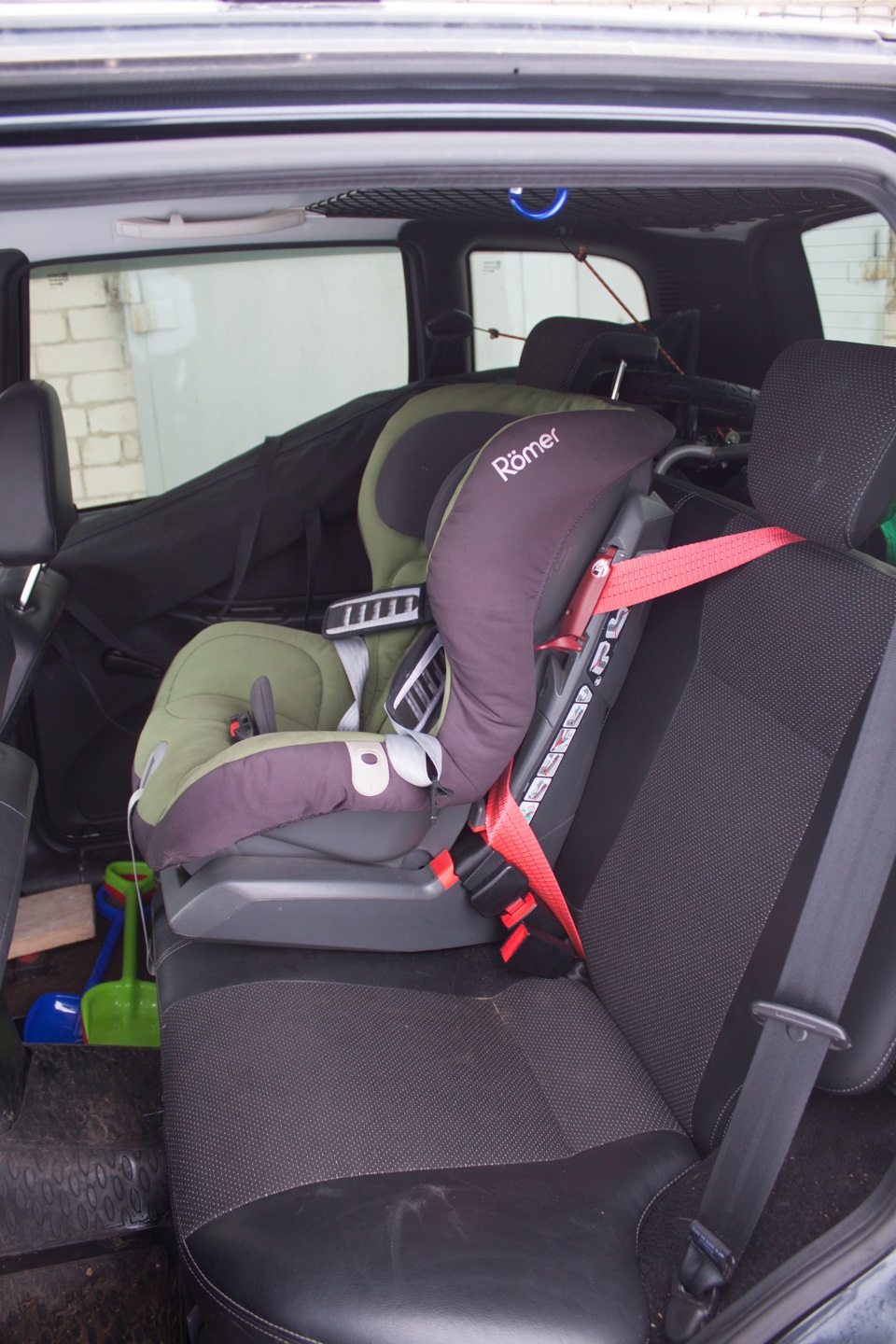 Как присоединить детское кресло в машине на заднем сидении