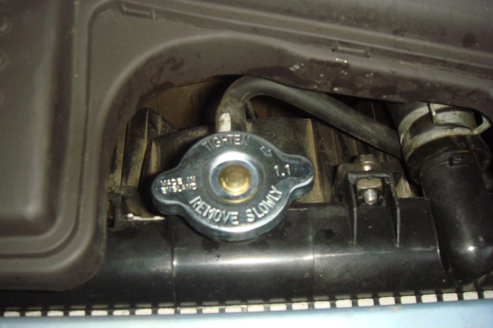 Выбрасывает антифриз через расширительный бачок. Течет из-под крышки радиатора. Из крышки радиатора выдавливает антифриз. Радиатор камри 30 под крышкой. Из крышки радиатора выдавливает антифриз.