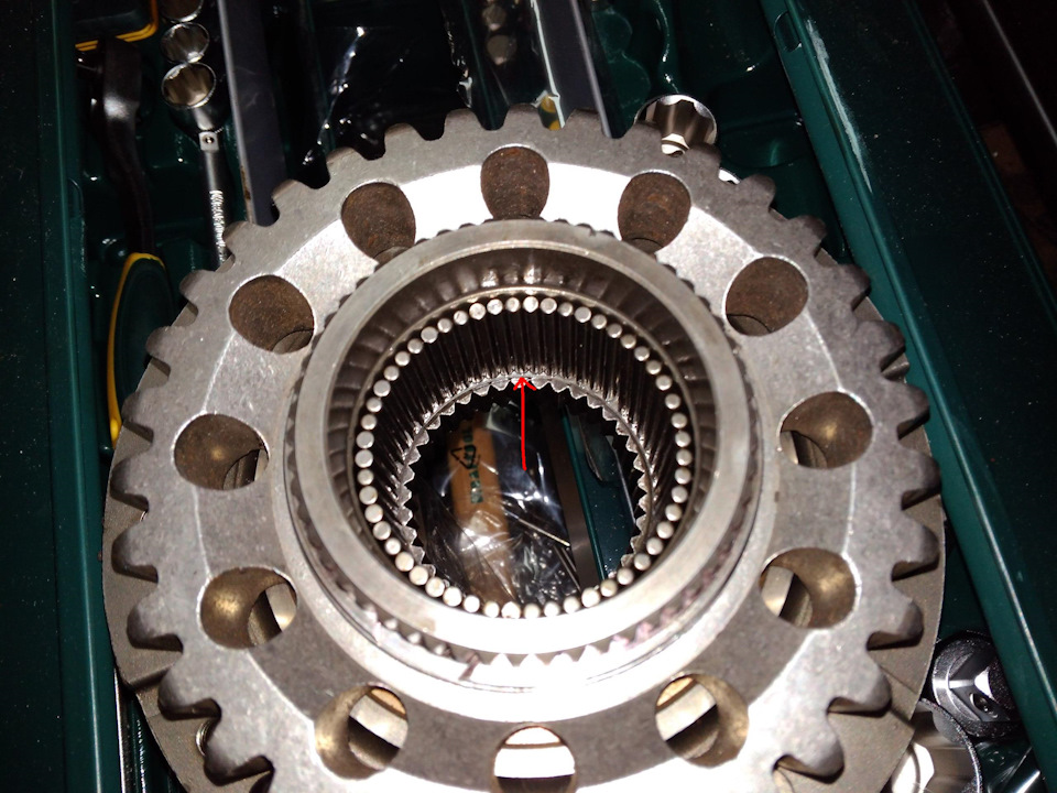 Самой сложным было собрать иглы подшипника в шестерне и вставить туда вал. Намазал стенки моторным маслом иглы прилипли и не выпадывали. После этого вставил вал на место. Еще чтоб убрать люфт в дифе и part time и full time четко включались и не вылетали выточили шайбу, закалили её до 60 единиц(чтоб не смозолило ее там) и вставил между двух шестерней. Сфоткать ее забыл. Стрелкой пометил где она стоит — Jeep Cherokee (XJ)