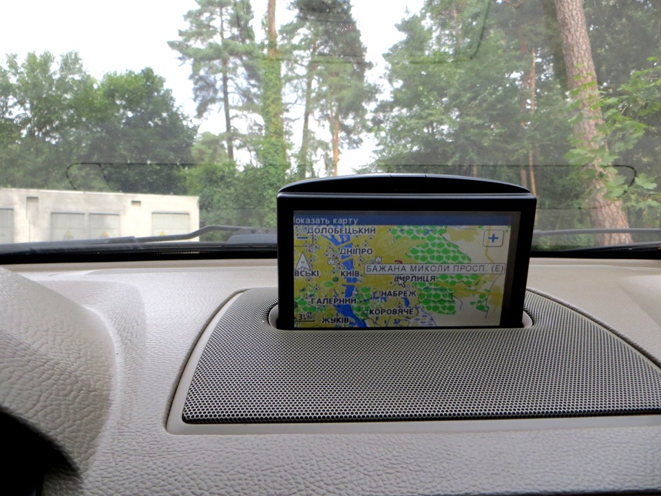 Выдвижной экран в машину. Выдвижной монитор xc90. Выдвижной монитор в машину для задней камеры. Выдвижной монитор в авто для камеры заднего.