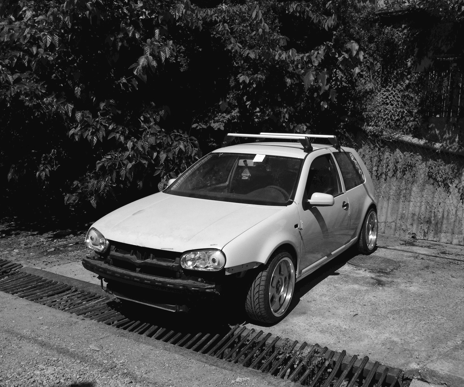 Погрелся на солнце — Volkswagen Golf Mk4, 1,8 л, 2000 года фотография