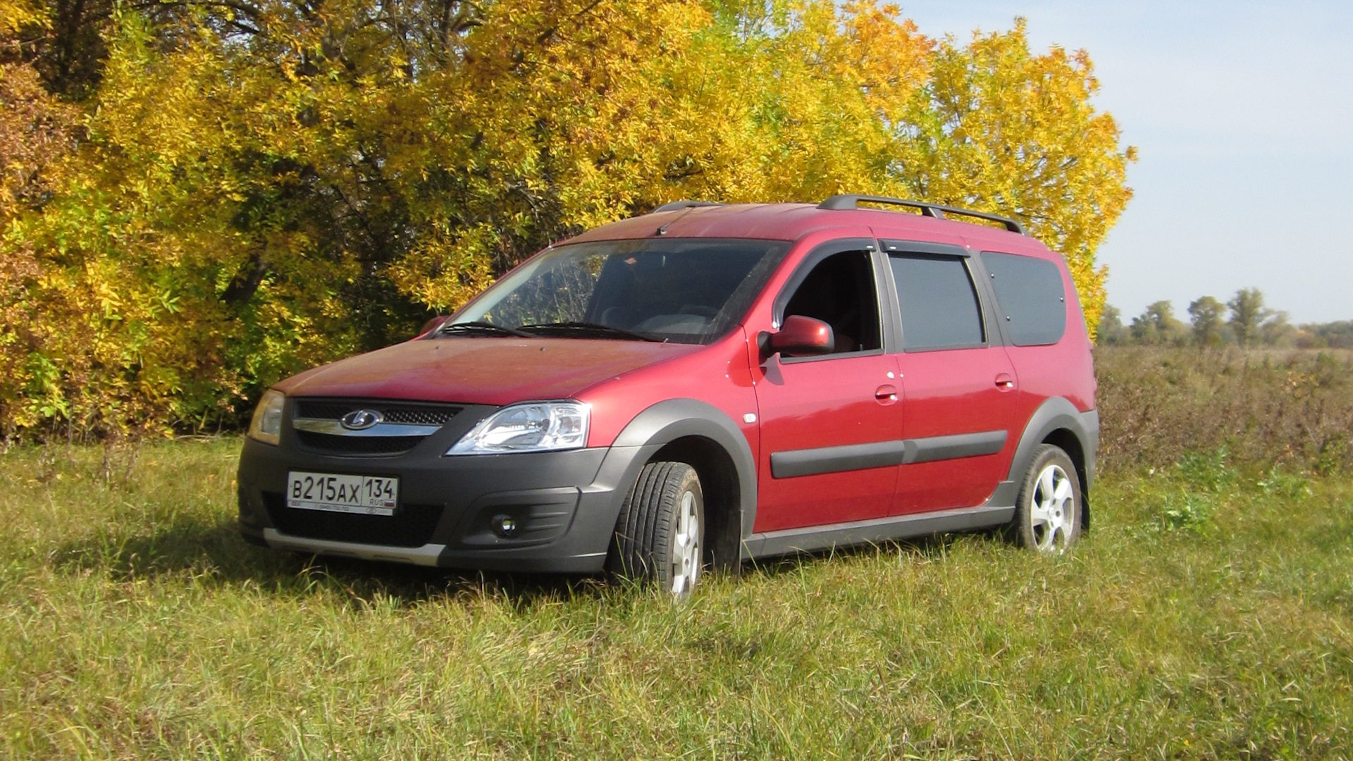 Lada Largus Cross красный