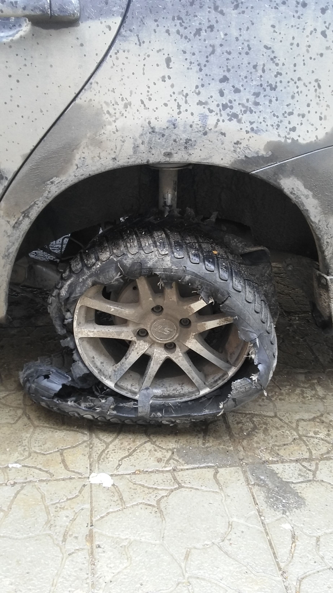 Два пробитых колеса. Проколол колесо форд фокус 3. Пробила 2 колеса. Ваз 2114 с проколотыми колесами. Пробила 2 колеса.