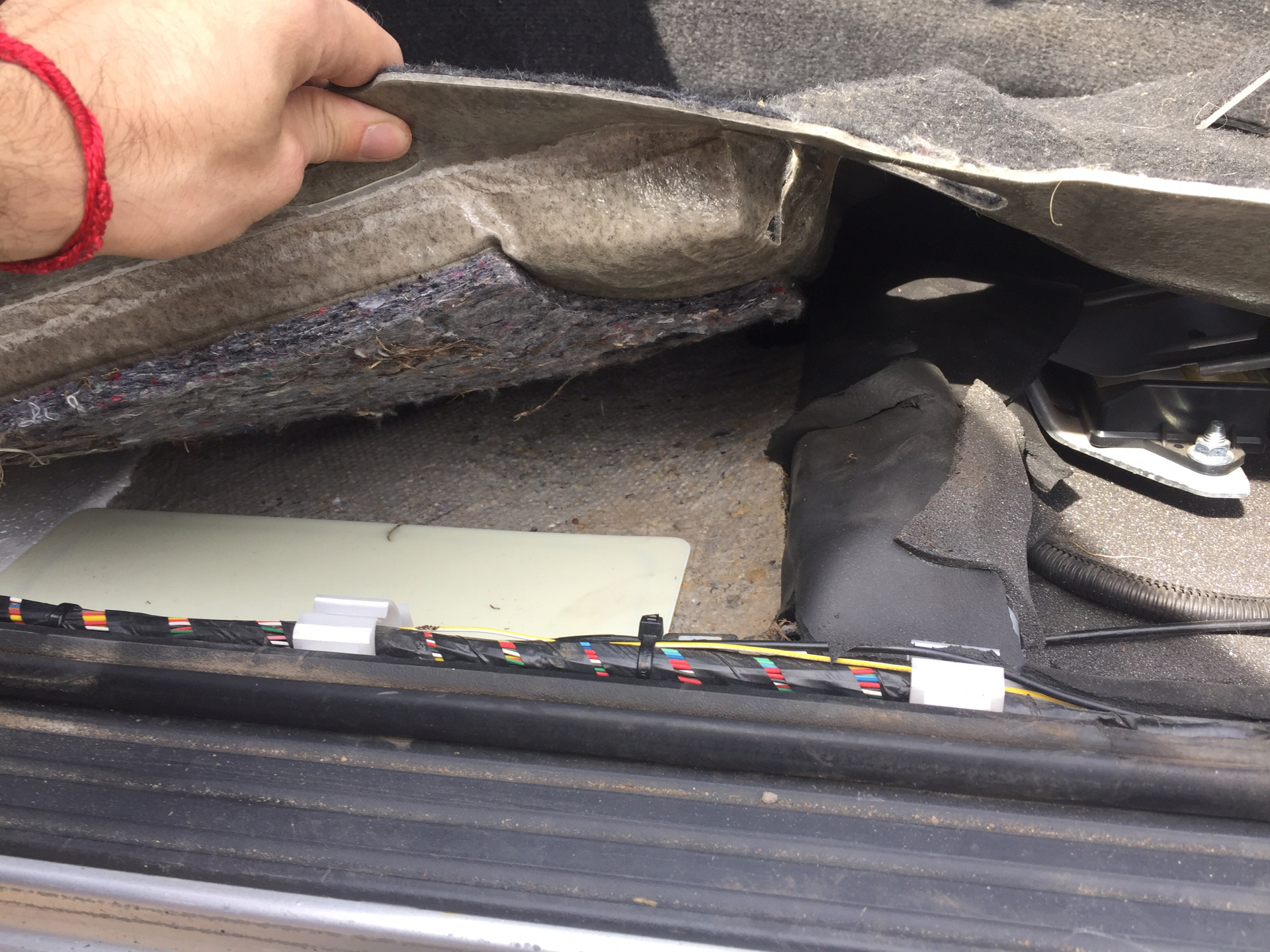 митсубиси мираж 5 блок под водительским сиденьем. рельса под водительским сиденьем. механизм микролифта сиденья гольф 4. разъём жгута заднего mitsubishi outlander. под водительским сиденьем.