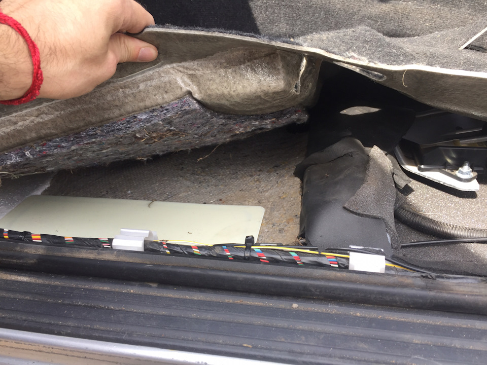 Под водительским сидением — Toyota RAV4 (III)