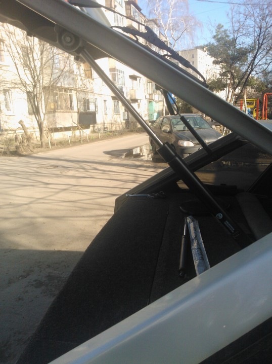 Поменял старые стойки на крышке багажника. — Lada 2114, 1,5 л, 2004 ...