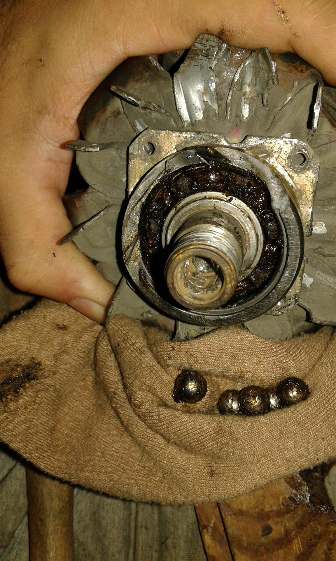 Подшипник генератора м54 бош. Шкив генератора bosch 110a гранта. Замена подшипников генератора бош. Генератор гольф 2 1. Как разобрать генератор bosch.