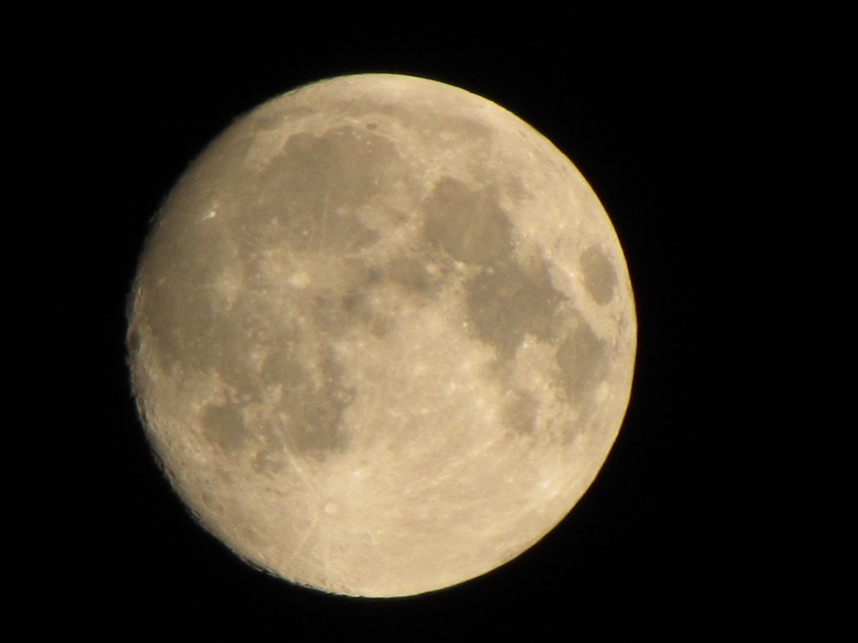 Луна внешность. Waning Gibbous Moon. Пустая Луна. Луна боком. Луна веячер.