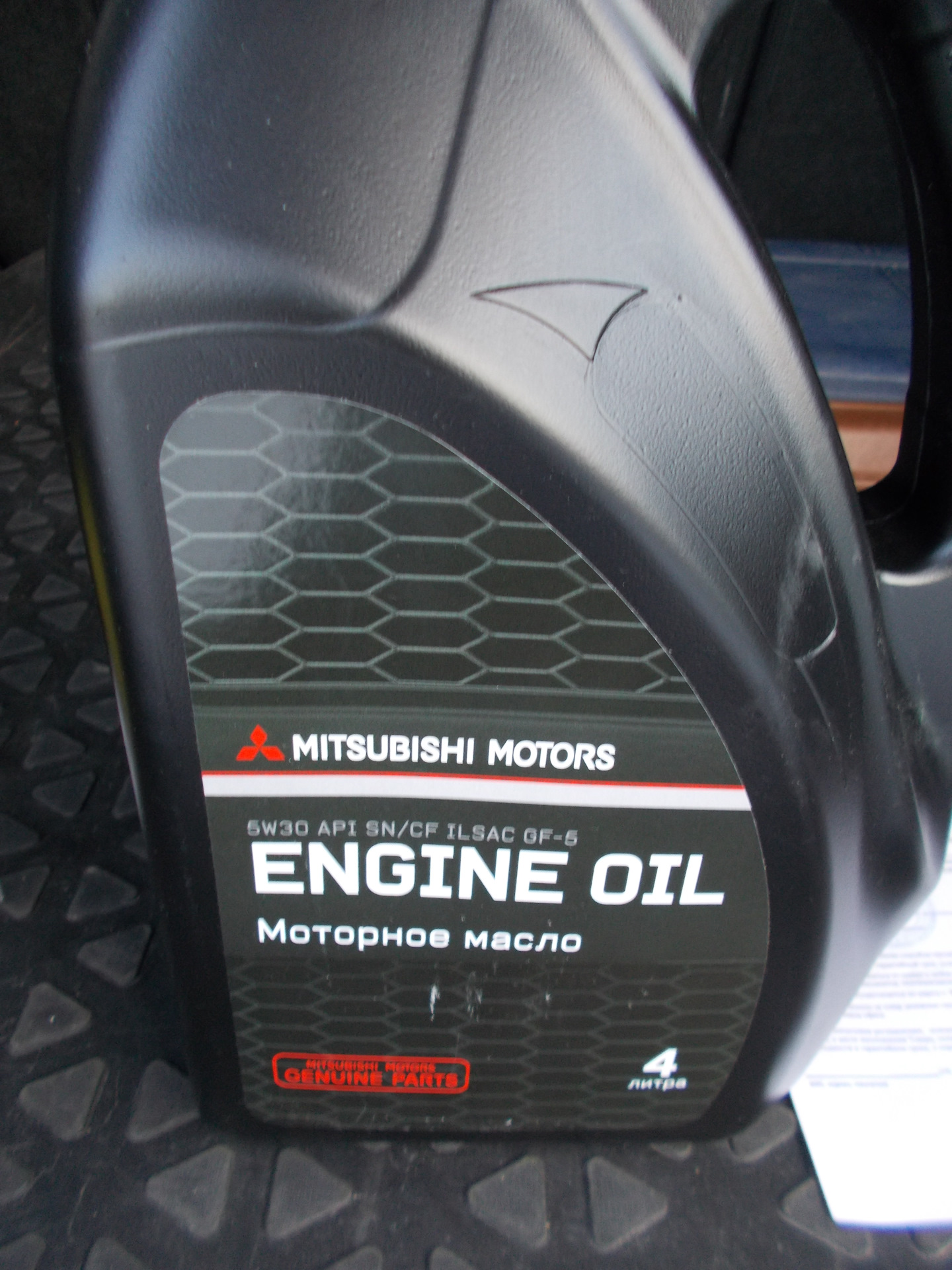 Какое масло заливать в двигатель аутлендер. Mitsubishi Outlander 4 моторное масло. Масло Мицубиси mz320757. Моторное масло для Митсубиси Outlander 2.4 2010. Моторное масло Мицубиси Аутлендер 3.