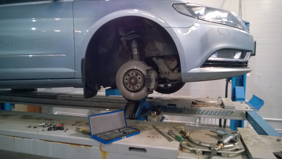 на подъемнике — Volkswagen Passat CC