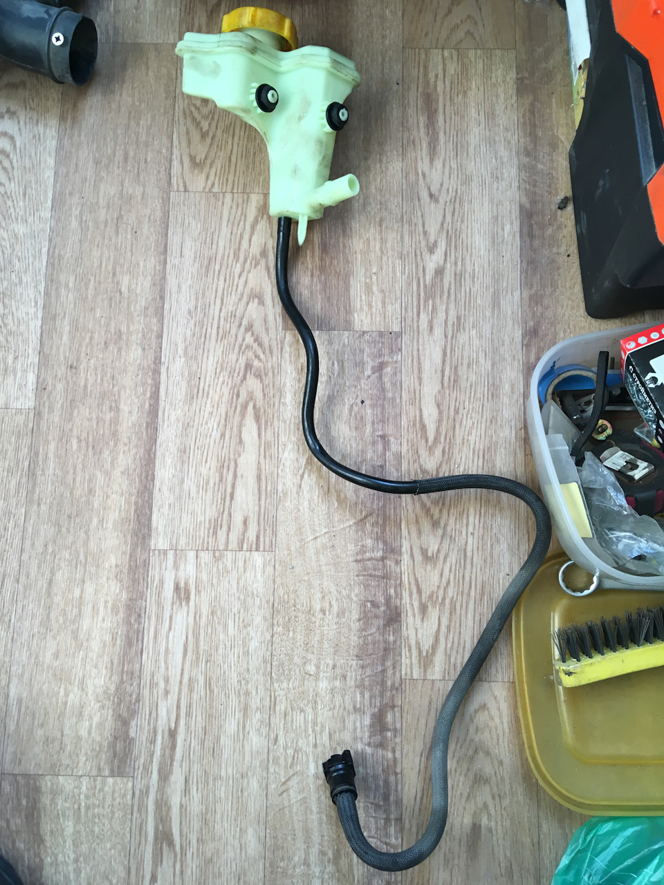 3. Бачок ГУР. Не оригинал. На конце шланга поломан быстросъем. — Ford Fiesta (Mk V)