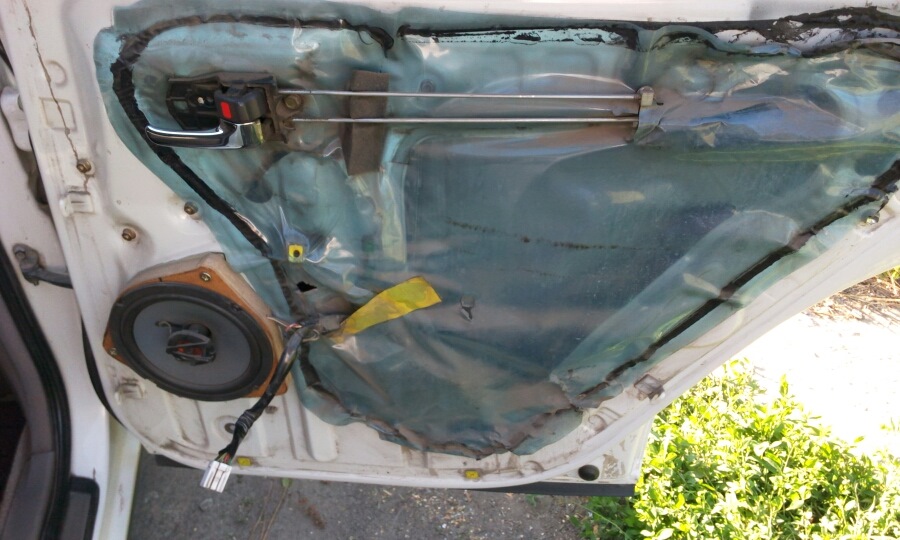 Разобрал дверь, точнее снял дверную карту! Динамики Герц — удачное бюджетное решение! В отличие от других бюджеток они имеют бумажный диффузор! Играют от усилка старого доброго блаупункта… Кстати в планах сделать бюджетную шумку… — Toyota Cresta (100)