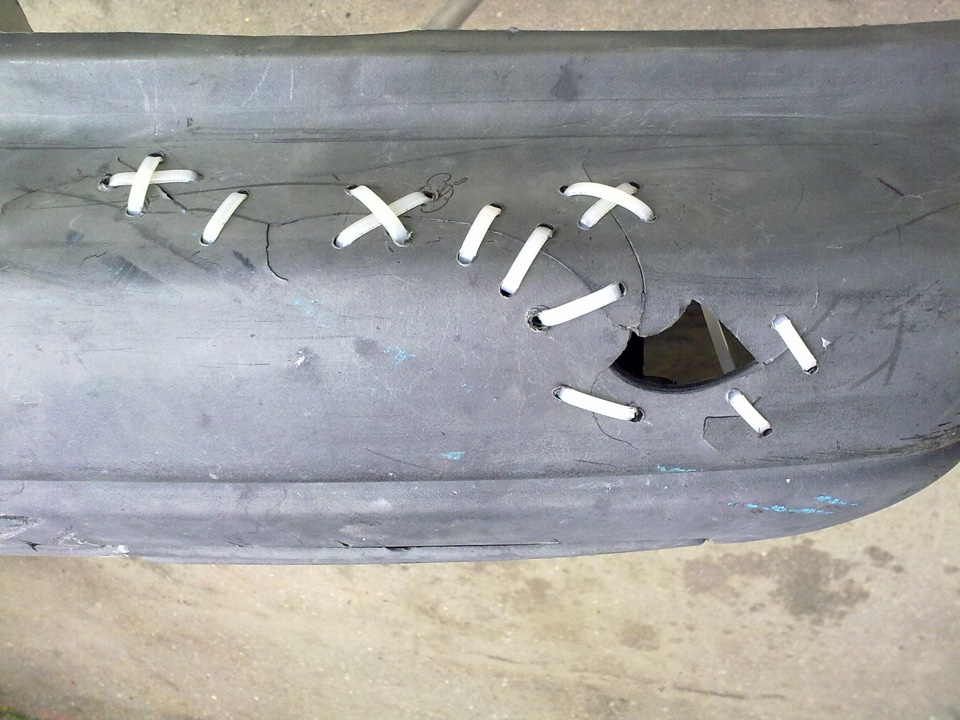 Бампер сшитый стяжками. Скрепить бампер. Бампер на стяжках. Скрепить бампер. Спаять трещину на бампере.