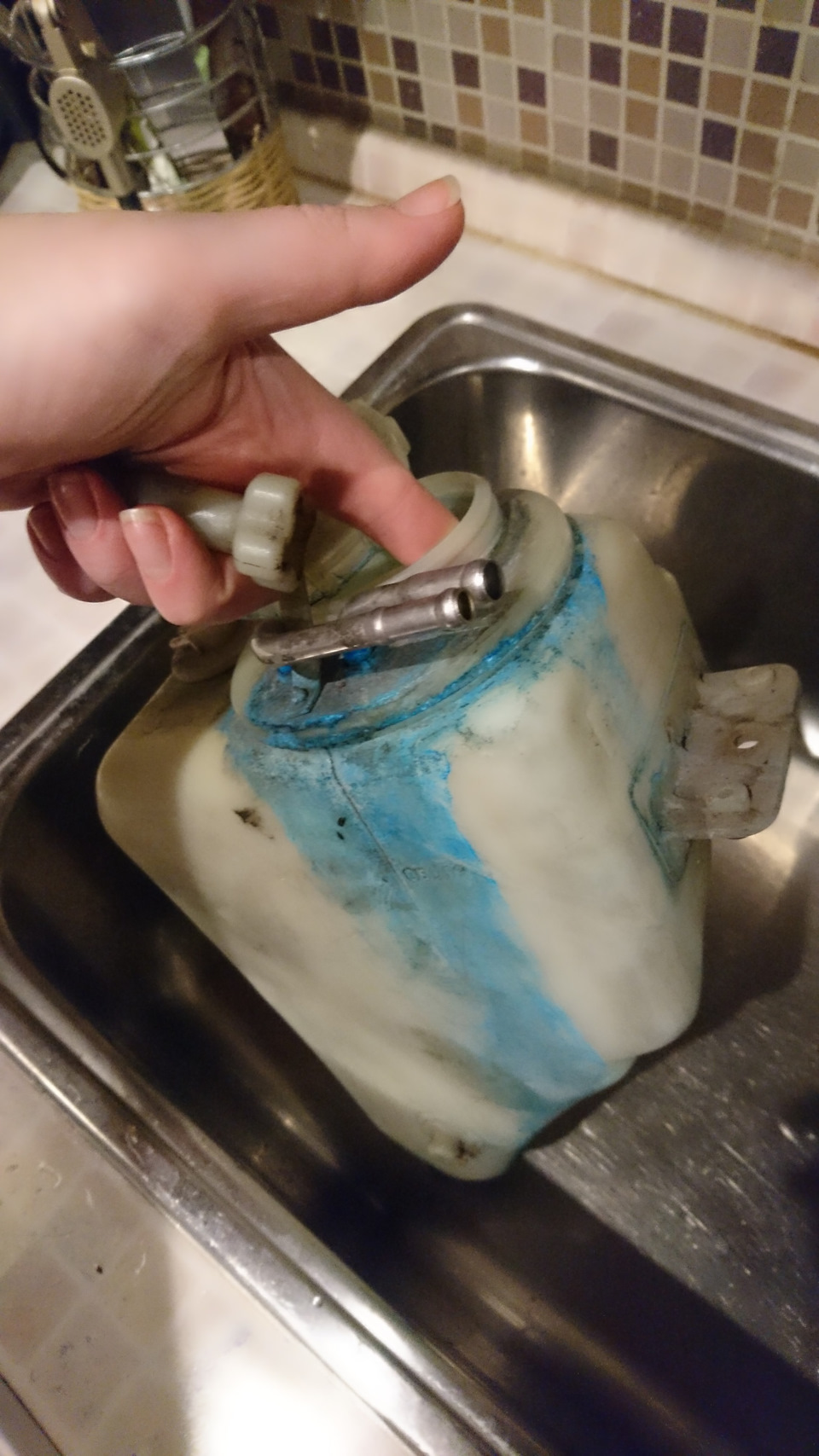 Домашняя работа. Старый бачок — Mercedes-Benz E-Class (W124)