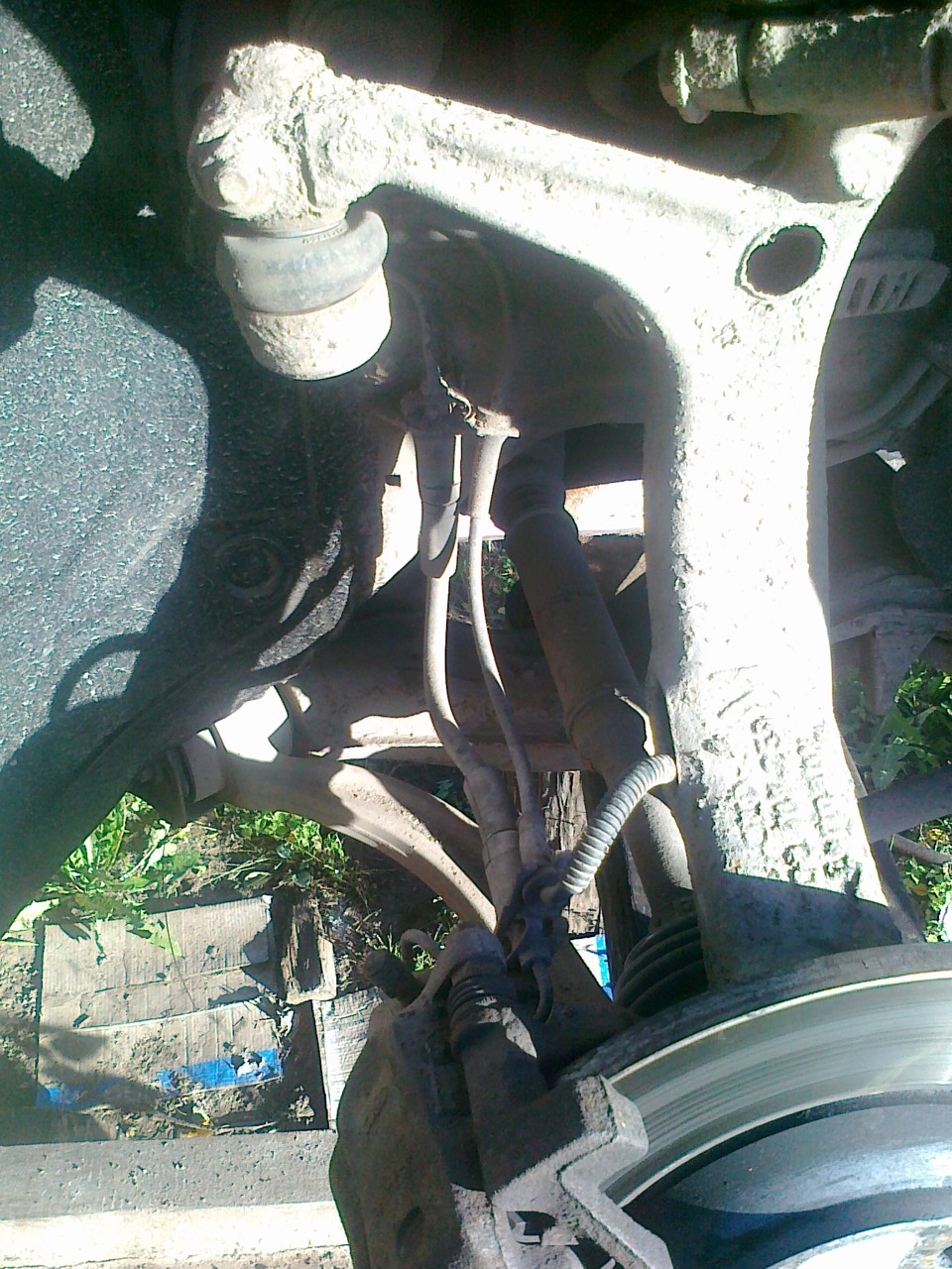 Замена переднего тормозного шланга — Audi A4 (B5), 1,6 л., 1996 года ...