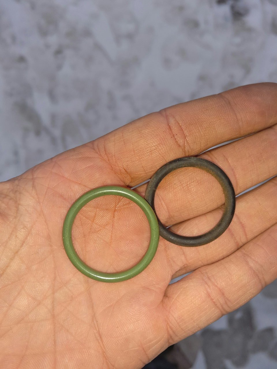 Течь масла с под крышки маслозаливной горловины — Ford Mondeo III, 1,8 ...