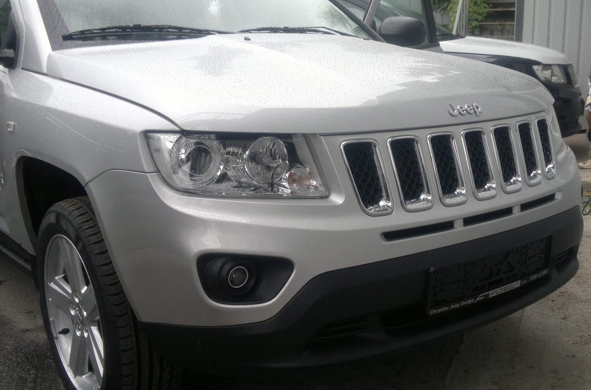 Младший брат ГРАНДА — Jeep Cherokee (KK). Запчасти на фото: 329118B