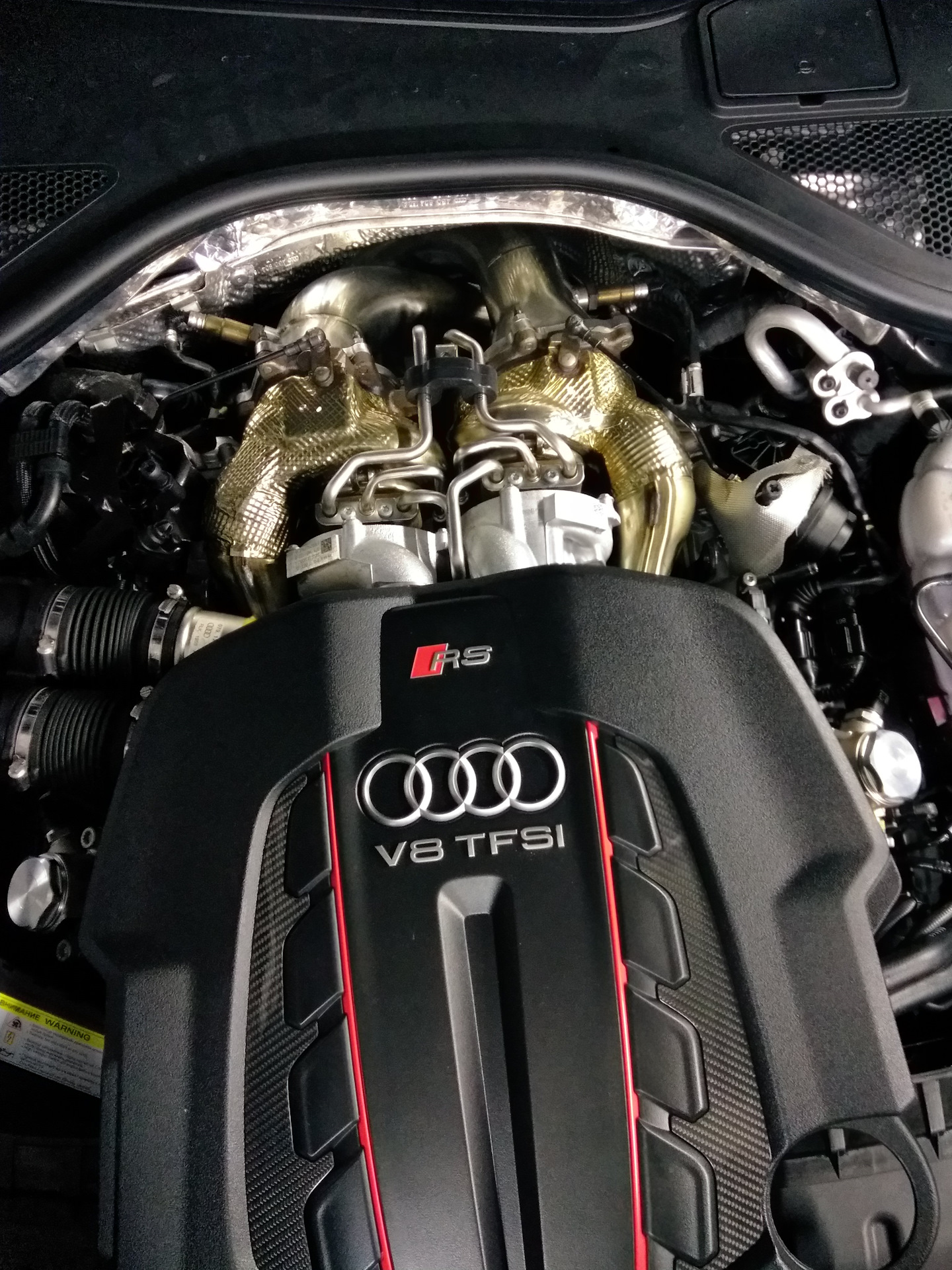 Стейдж на ауди. Двигатель Ауди rs6. Двигатель Audi RS 6. Audi rs6 c6 двигатель. Audi rs6 c6 v10.