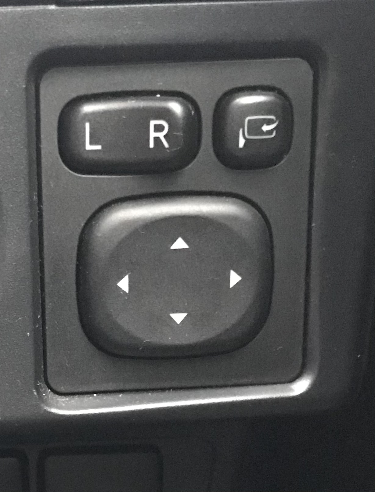 Отключение складывания зеркал. Toyota Corolla 100 кнопка зеркал. Кнопка закрытия зеркал Тойота Королла. Блок управления зеркалами с автоскладыванием прадо120. Кнопка складывания зеркал xc70 2015.