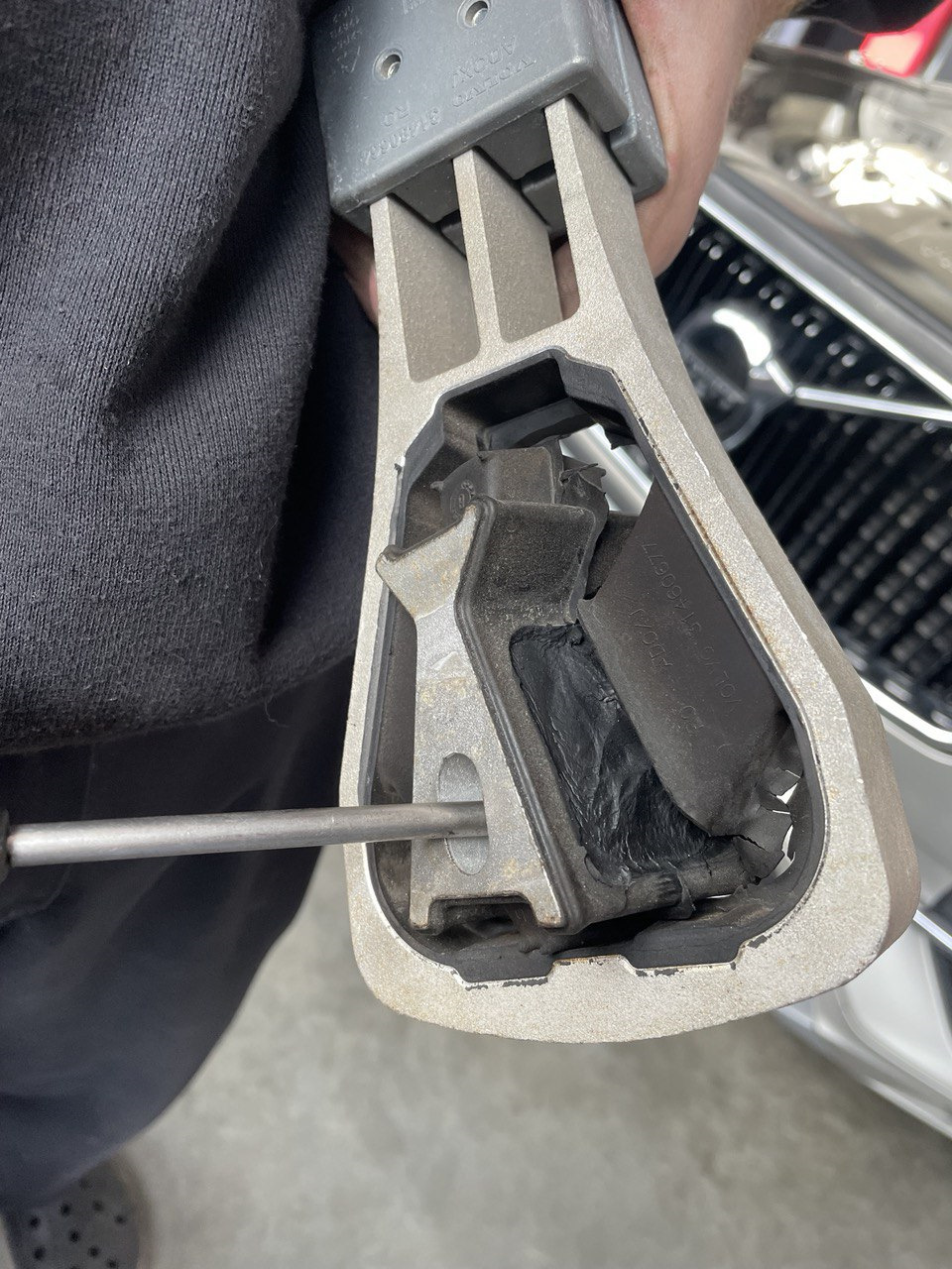 Замена верхней подушки двигателя и АКБ 12В. крит. ошибка зарядки ...