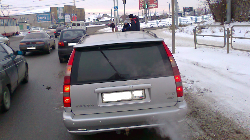 под водительским ковриком очень уж сыро… — Volvo V70 I, 2,5 л, 1997 ...