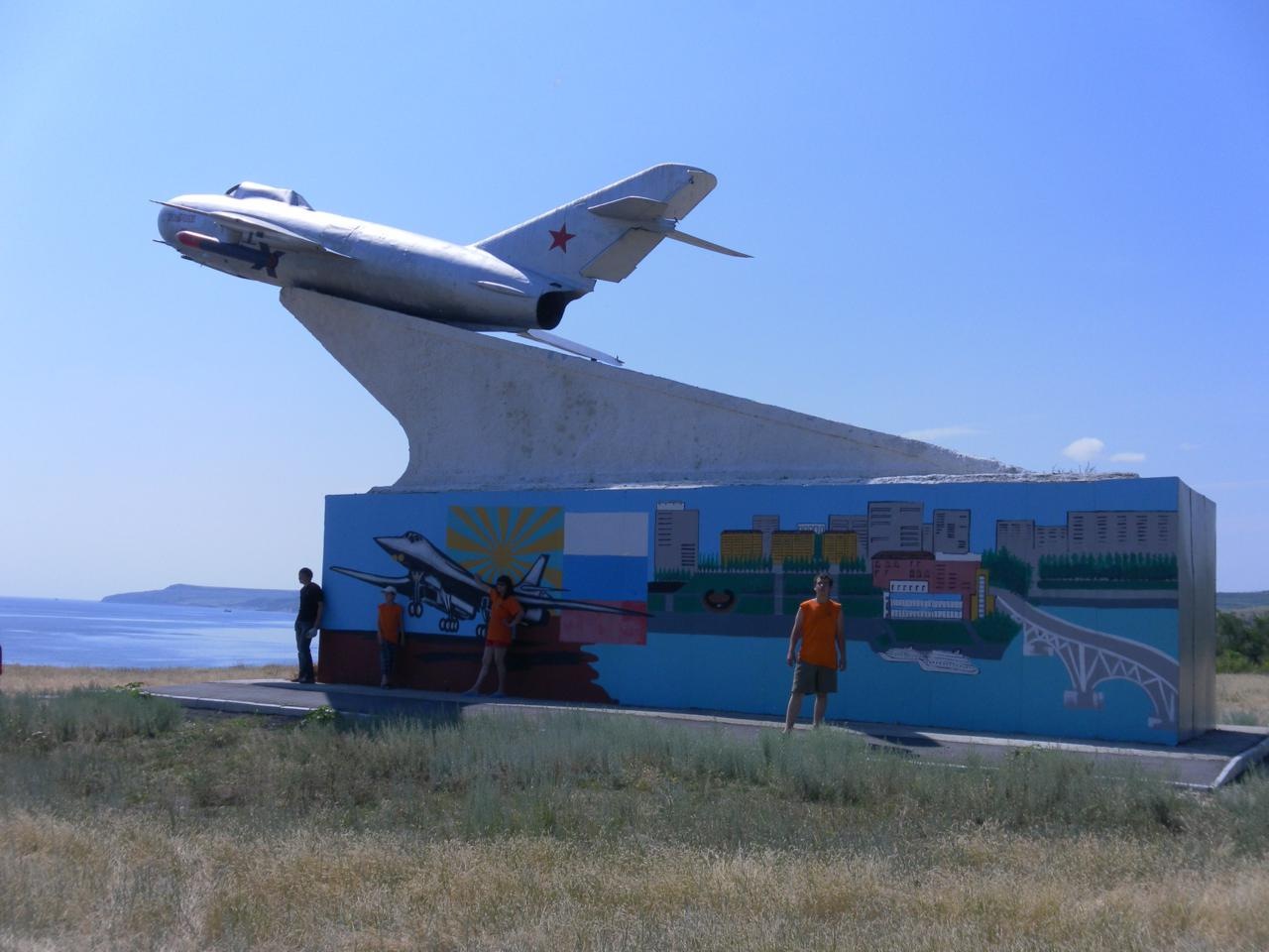 Белогорск самолет. Самолет Скоморохова Белогорское. Белогорское Саратовская область Красноармейский самолёт. Самолет памятник Белогорское. Село Белогорское Саратовской области.