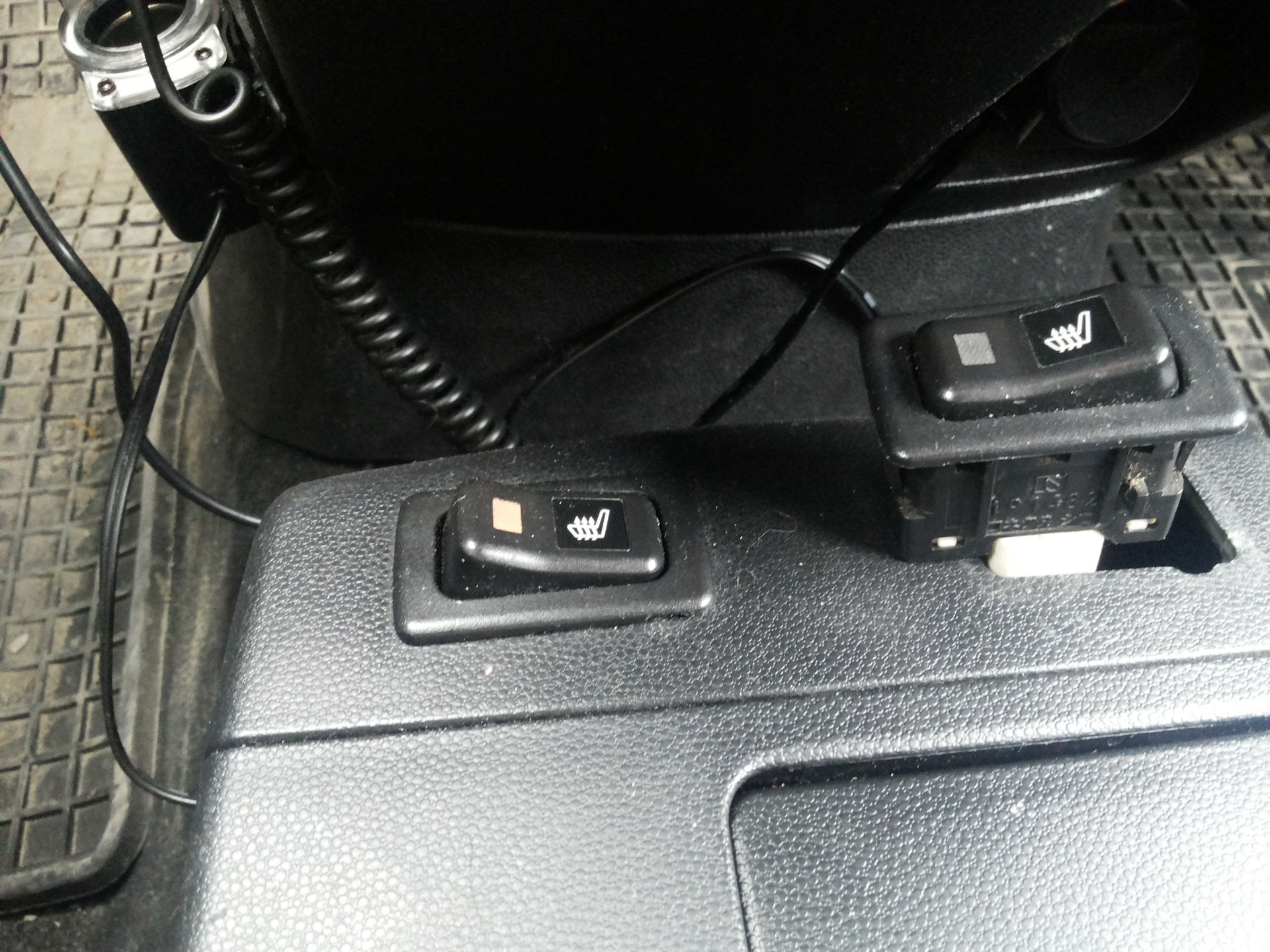 Подогрев сидений mazda. Лаппа подогрева сидений Мазад сх7. Лампочка для кнопки подогрева сидений Мазда 3 БК. Mazda CX-5 KF кнопка подогрева сидений. Лампа подсветки кнопки обогрева сидений Мазда 6 gg.