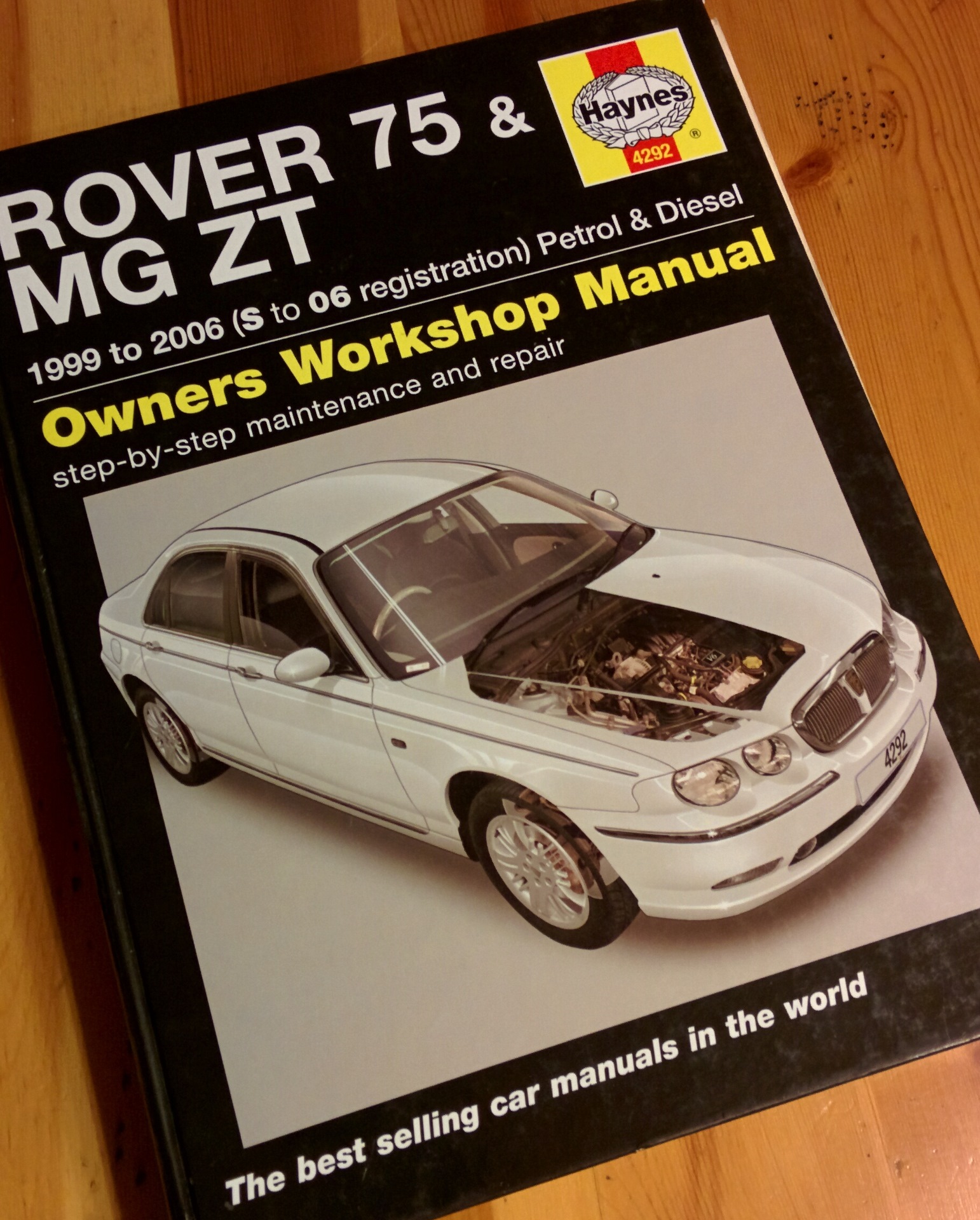 На книжных полках дачи обнаружено то самое руководство по ремонту и  обслуживанию Rover 75. На АНГЛИЙСКОМ языке. Оригинал.