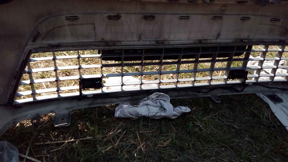 Защелкиваем в решетку средние датчики — отступаем второй ряд снизу и на 4 с двух сторон — Ford Mondeo IV